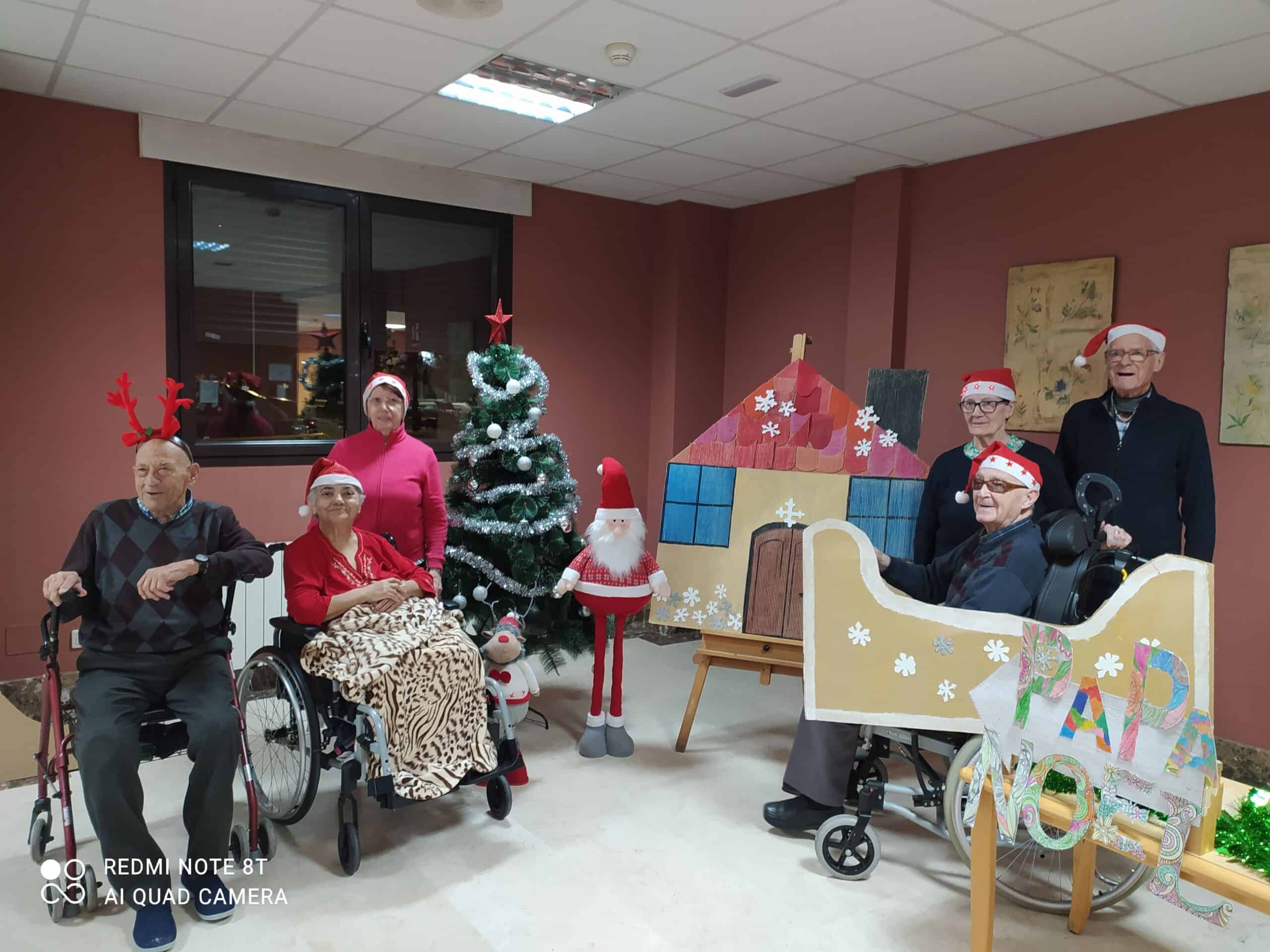 Actividad manualidades navideñas en la residencia Valladolid-Riosol