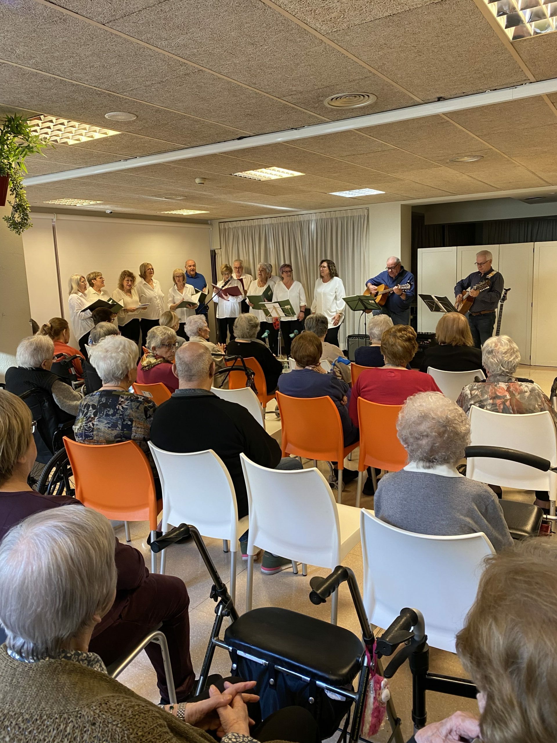 Músicos realizan una actuación musical en la residencia Sabadell-Allegra