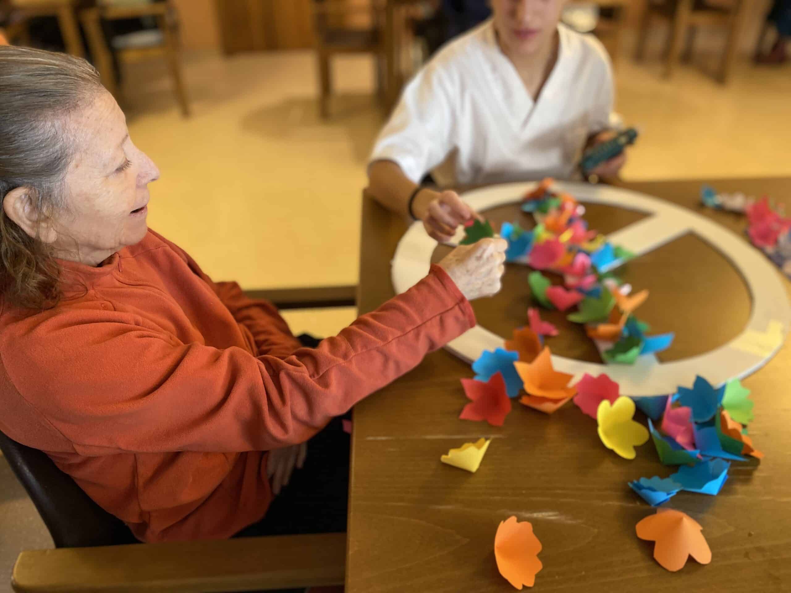 Residentes preparan la decoración de Carnaval en Sabadell-Allegra