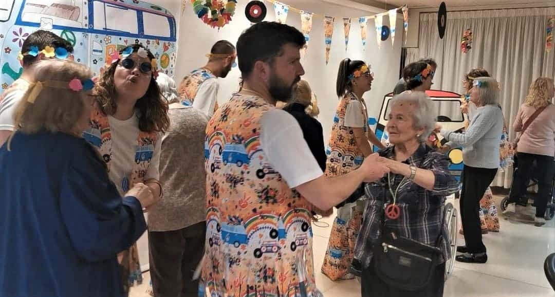 Residentes y empleados bailan en la fiesta de Carnaval de Sabadell-Allegra