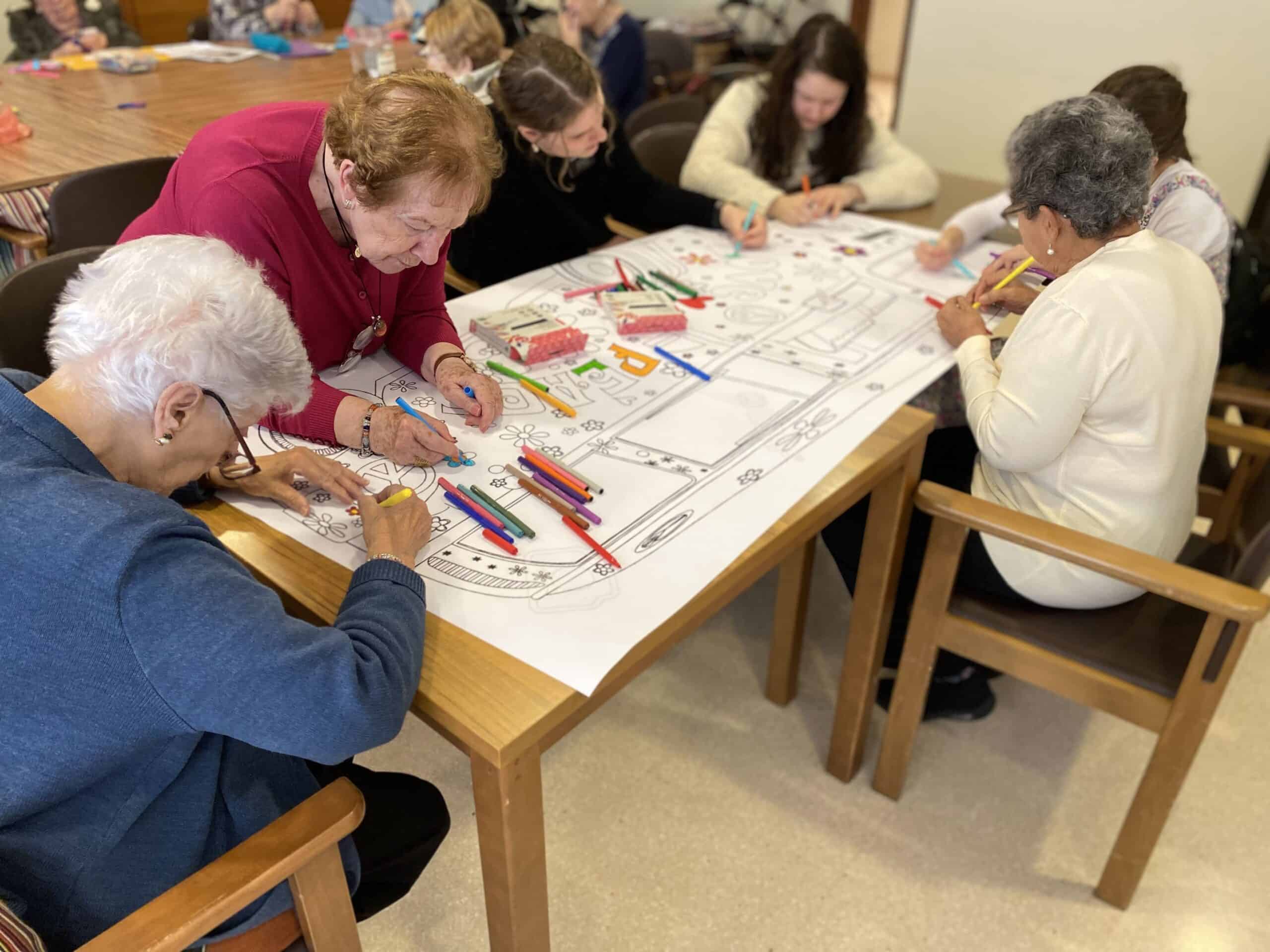 Residentes de Sabadell-Allegra realizan manualidades para la decoración del Carnaval
