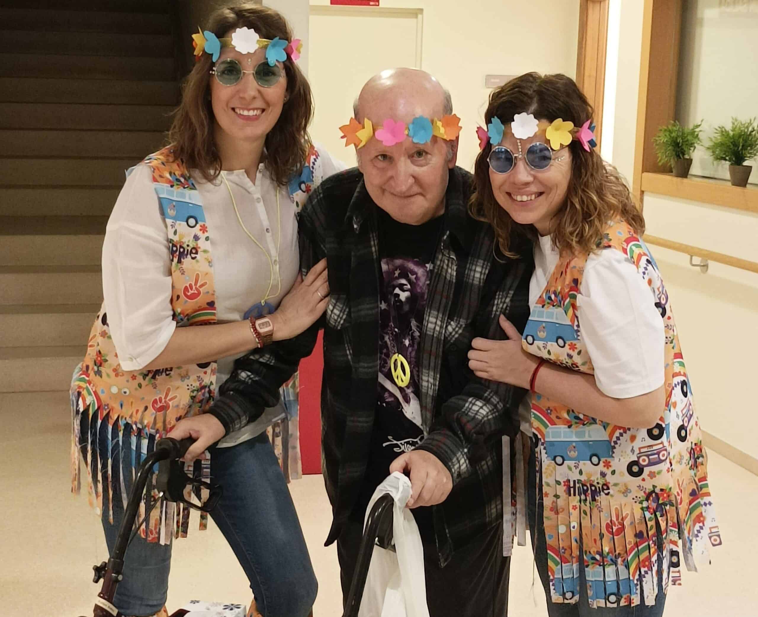 Residente posa con empleados en la fiesta de Carnaval de Sabadell-Allegra