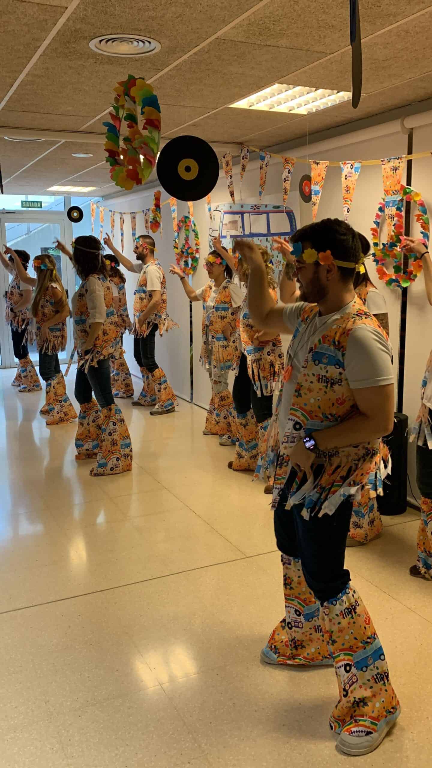 Empleados de Sabadell-Allegra realizan una actuación de baile en la fiesta de Carnaval