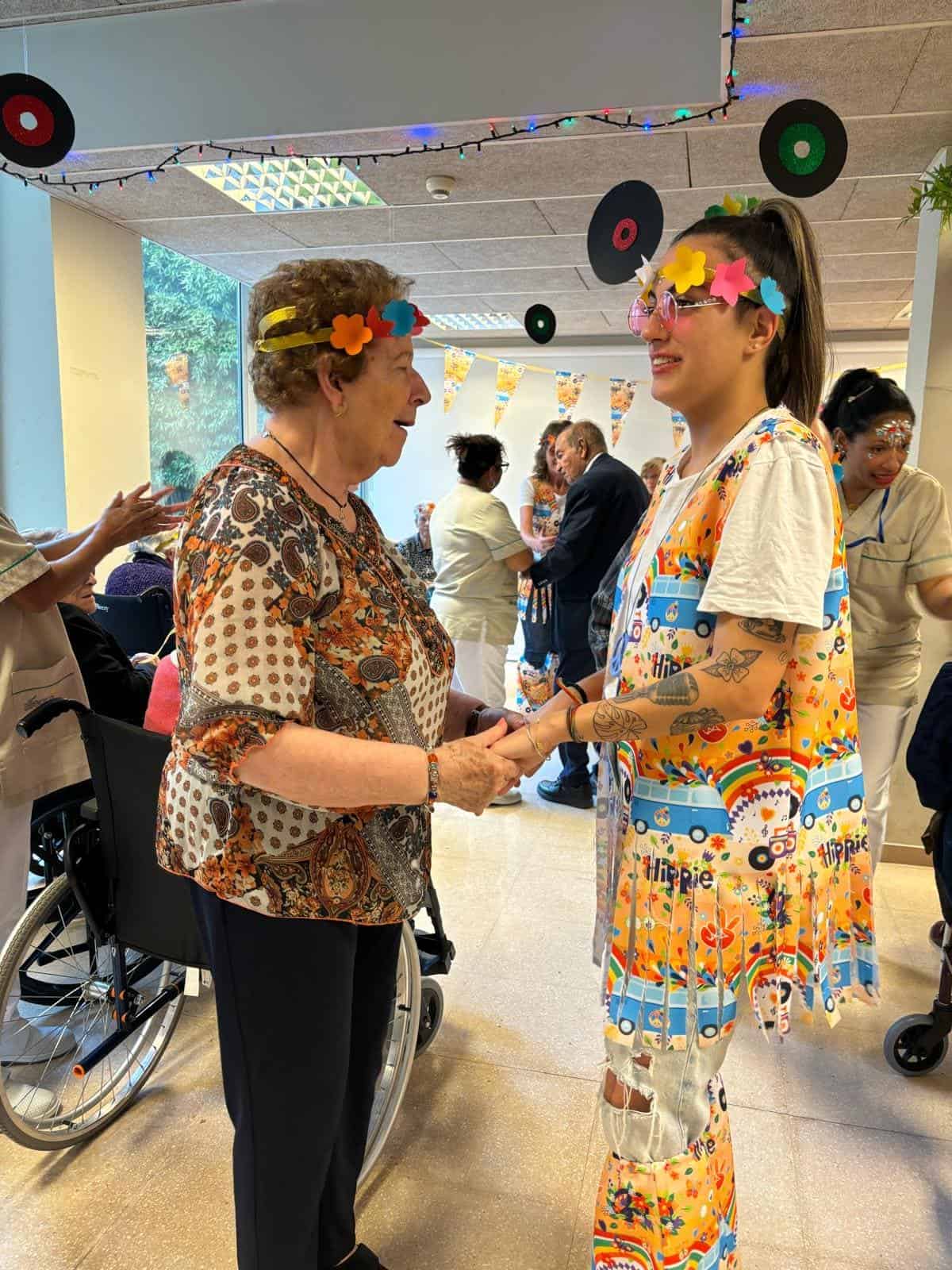 Residente de Sabadell-Allegra baila con una monitora del centro en la fiesta de Caranval