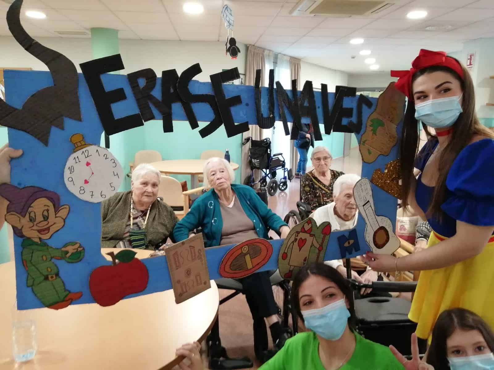 Residentes sonrien a la cámara en la fiesta de Carnaval de la residencia Sant Boi Benviure