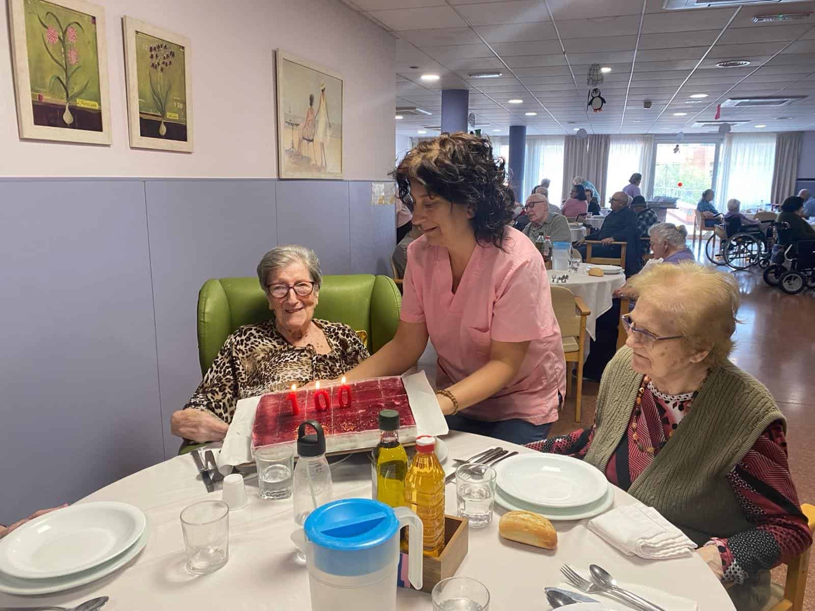 Una residente de Sant Boi Benviure recibe una tarta de cumpleaños