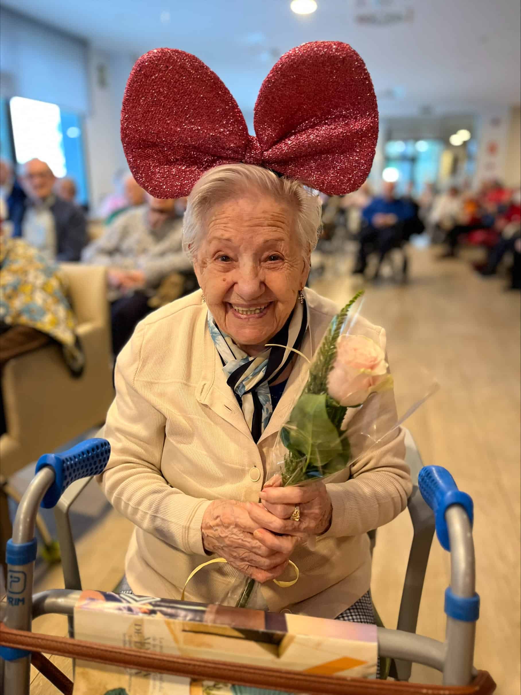 Residente recibe un regalo por su cumpleaños