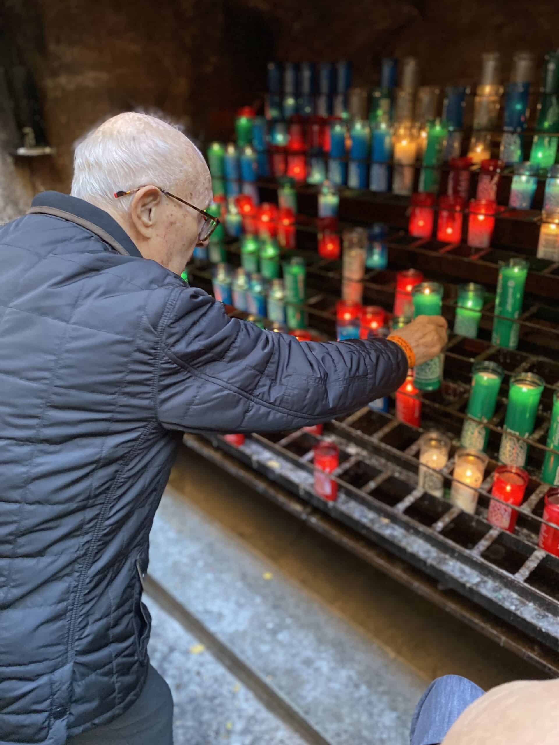 Un residente de Sabadell-Allegra enciende una vela en su visita a Montserrat