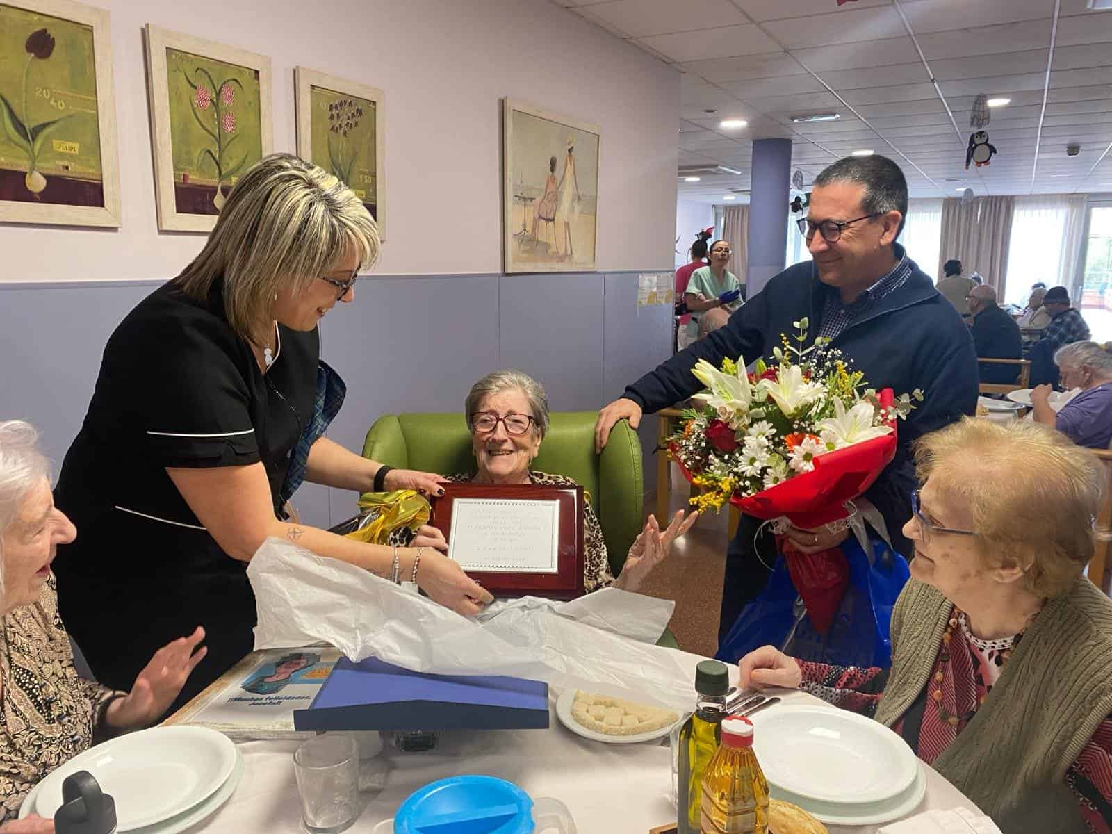 Empleados del centro entregan regalos a una residente de Sant Boi Benviure por su cumpleaños