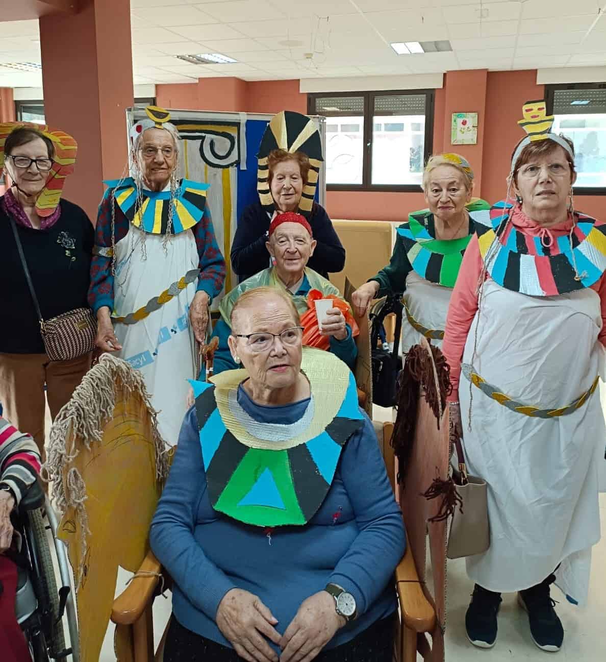 Residentes de Valladolid-Riosol posan sonrientes para la foto en el Día de Carnaval