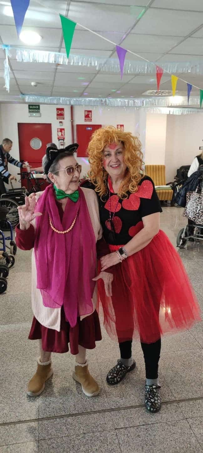 Una residente y una empleada de Torrejón-Edalia posan sonrientes para la foto con sus disfraces de Carnaval
