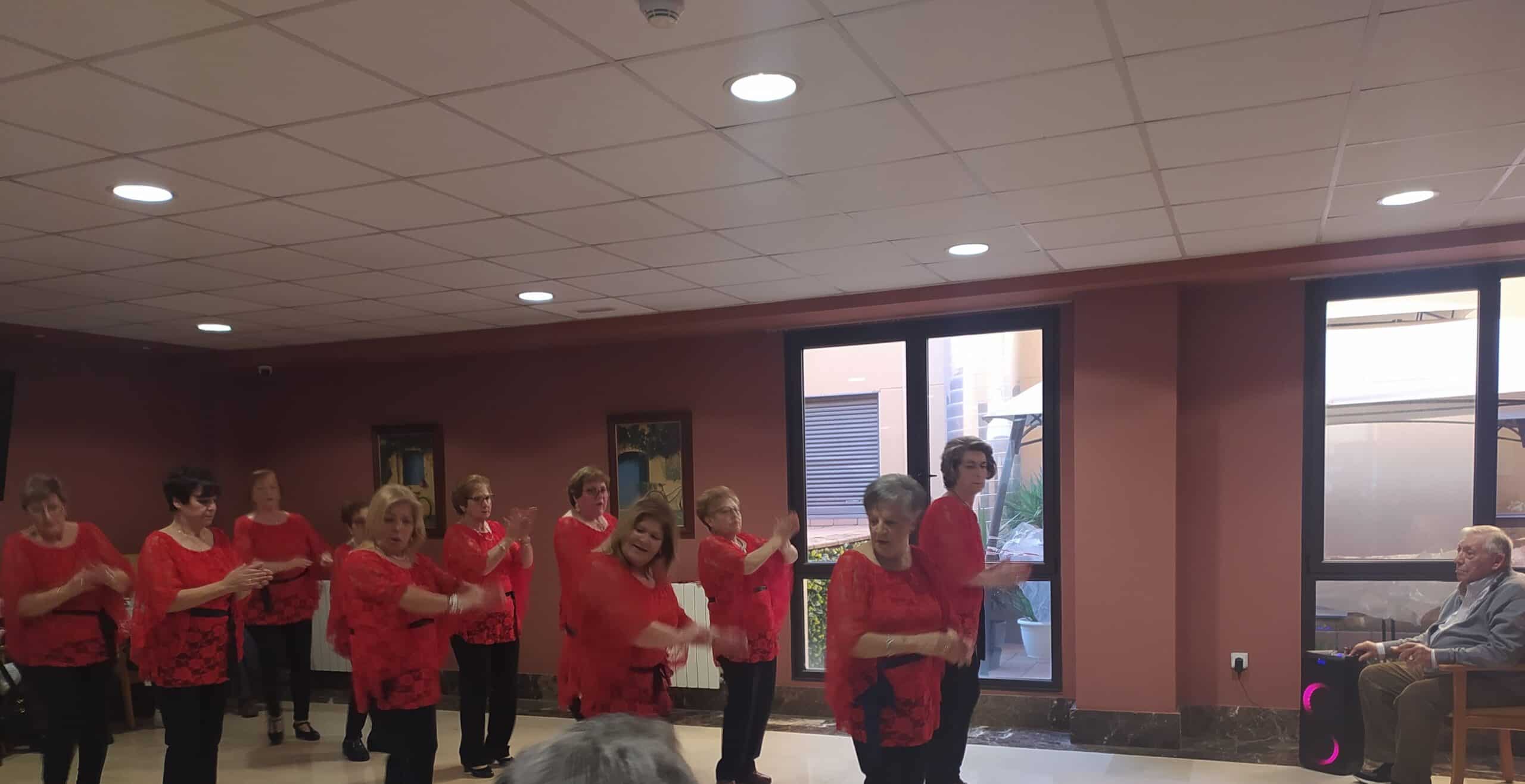 Grupo en línea realiza una actuación de baile en la residencia Valladolid-Riosol