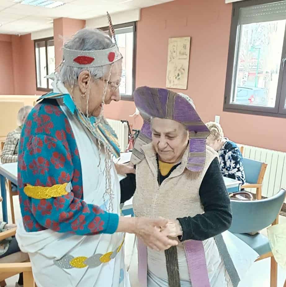 Residentes de Valladolid-Riosol disfrazadas para el Carnaval