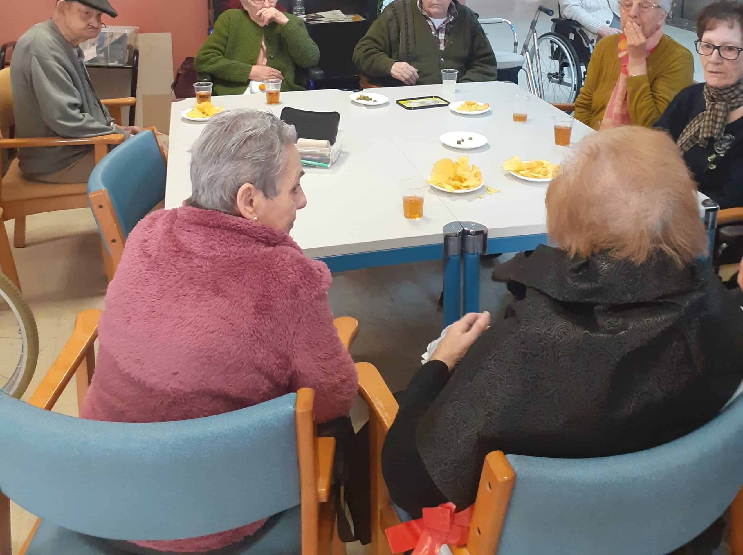 Residentes disfrutan de un picotoeo en el Día de las Águedas en Valladolid-Riosol