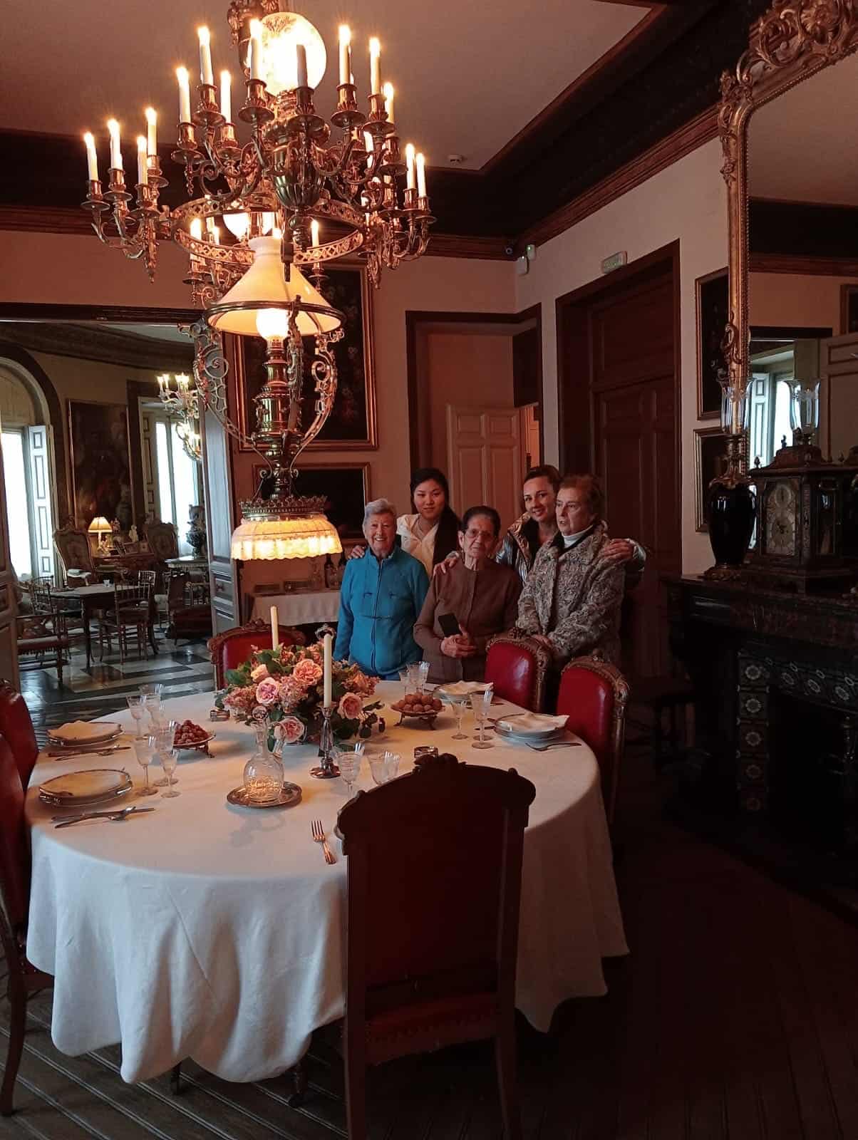 Residentes posan en uno de los salones del Museo Cerralbo, en Madrid