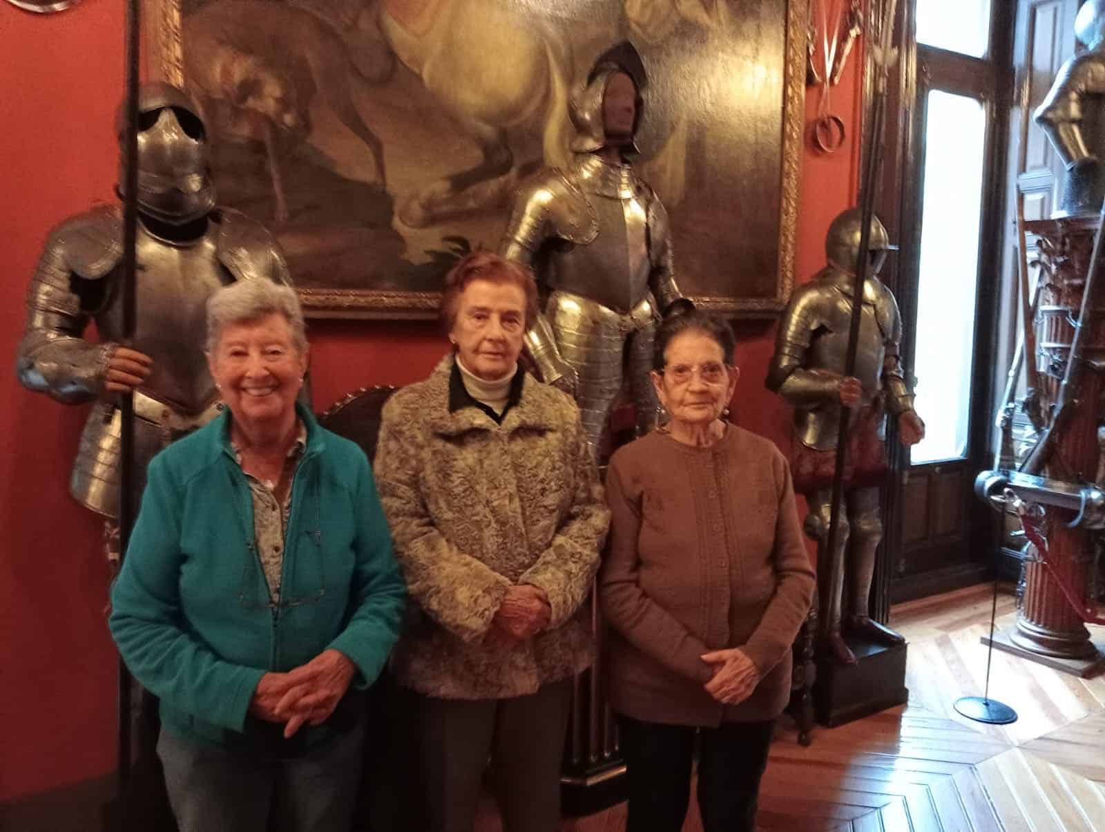 Residentes posan en una de las salas del Museo Cerralbo, en Madrid
