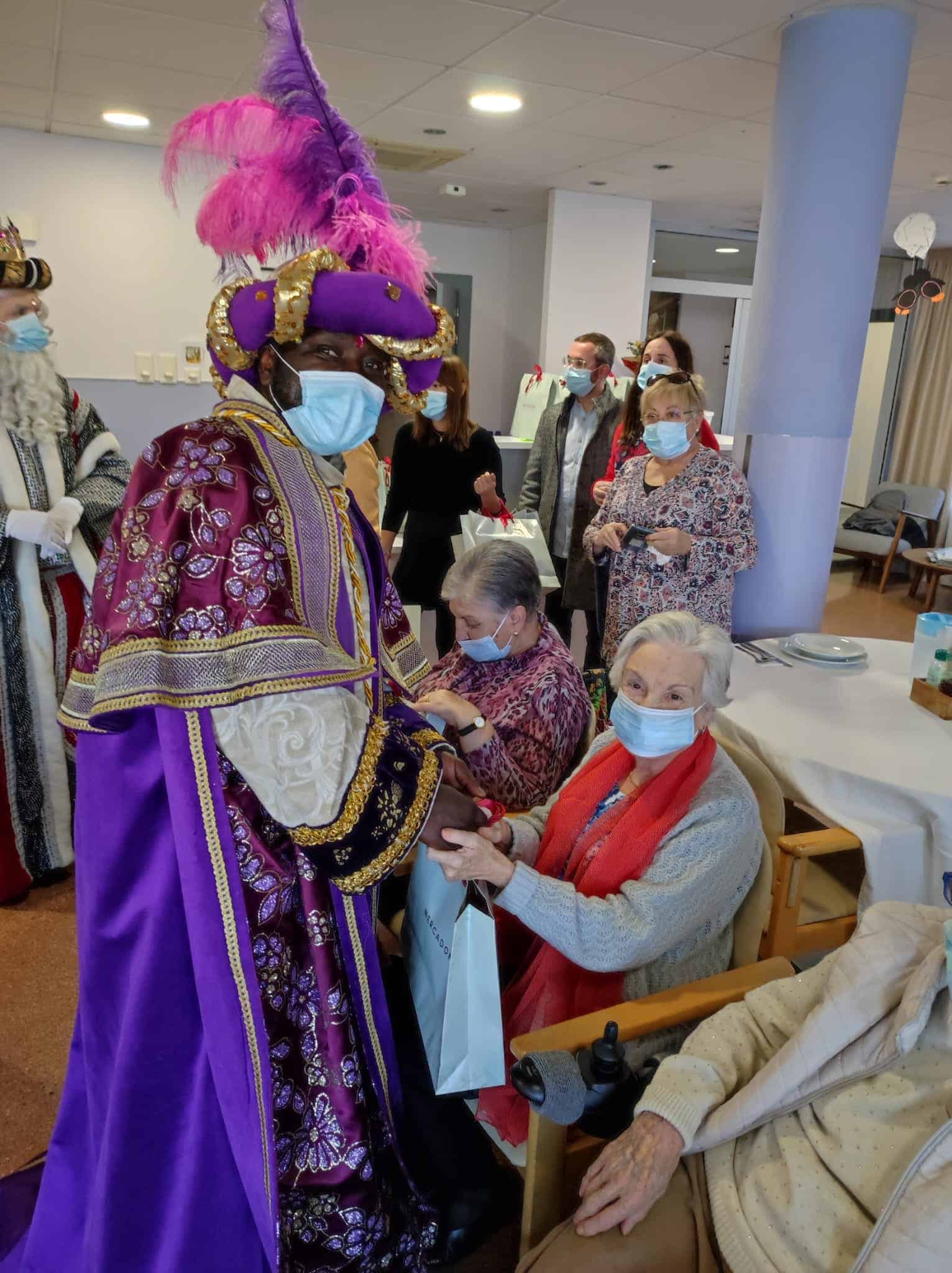 Reyes Magos de Oriente visitan a los residentes de la residencia Sant Boi-Benviure
