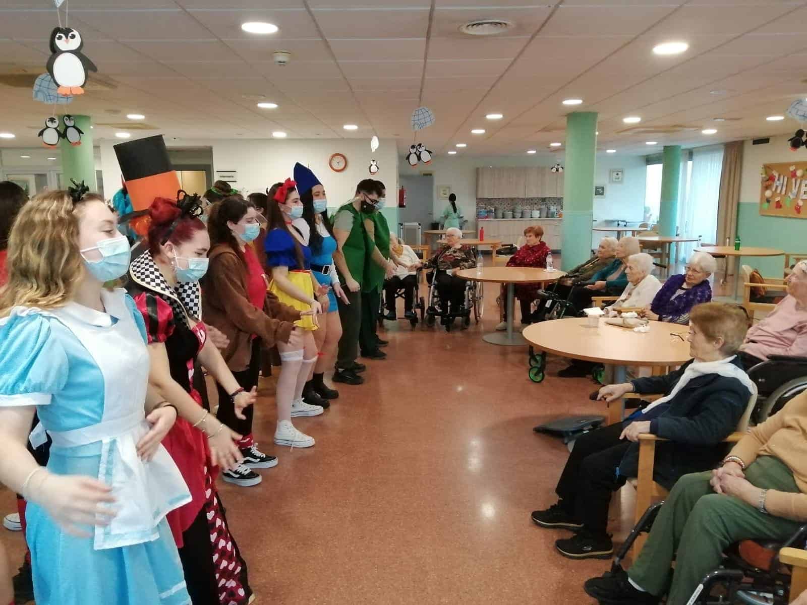 Alumnos del Instituto Camps Blancs visitan la residencia Sant Boi Benviure