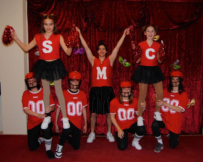 Un grupo realiza un castillo de animadoras y jugadores de rugby en el concurso de disfraces de Allegra