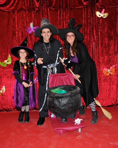 Unos padres y su hija disfrazados de brujas y brujos en el concurso de disfraces de Allegra