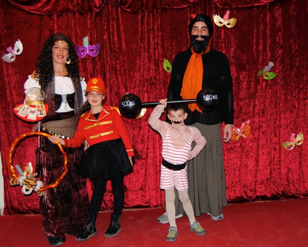 Familiares de residentes de Sabadell-Allegra se disfrazan con temática de circo en el concurso de disfraces de la residencia