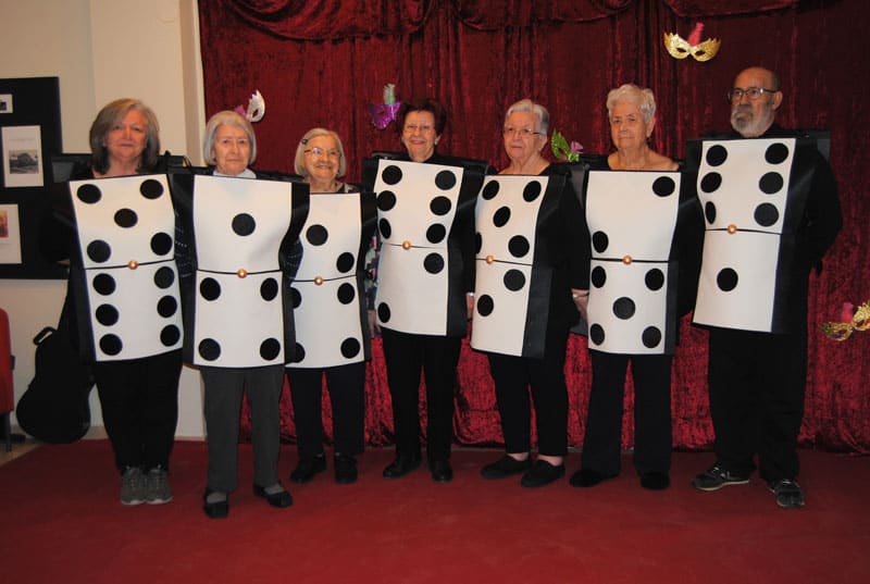 Residentes y familiares disfrazados de dominó en el concurso de disfraces de Allegra