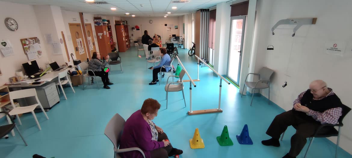Taller de punto y gerontogimnasia en la residencia Torrejón-Edalia