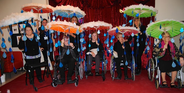 Residentes y familiares posan en el photocall del concurso de disfraces con su disfraz de medusas