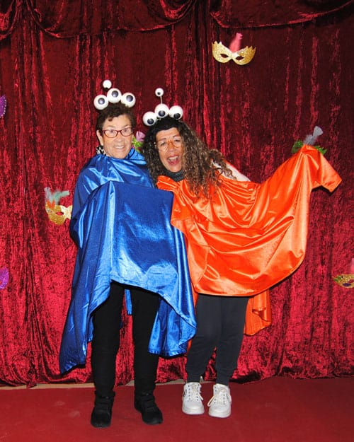 Disfraz de mosntruitos en el concurso de disfraces de Allegra