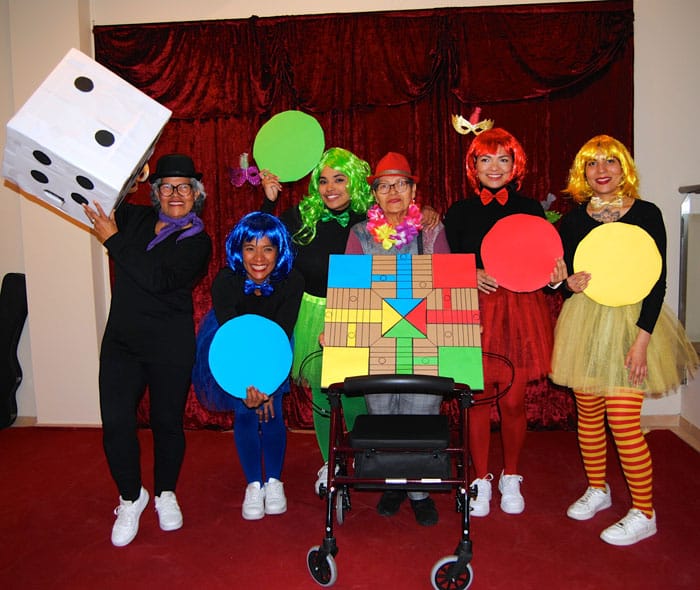 Familiares y residente posan disfrazados de parchís en el concurso de disfraces de Allegra