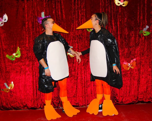 Familiares visitan la residencia Sabadell-Allegra disfrazados de pingüinos