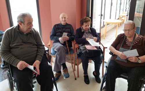 Residentes de Valladolid-Riosol con sus cartas intercambiadas con el CEIP El Abrojo