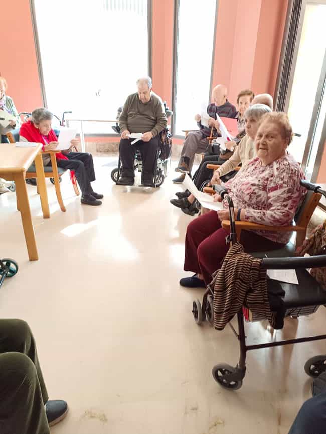 Residentes posan sonrientes en la sala común de Valladolid Riosol