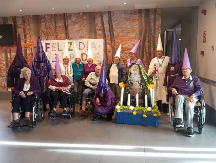 Residentes posan sonrientes tras la celebración de la procesión de Semana Santa en Madrid-Edalia