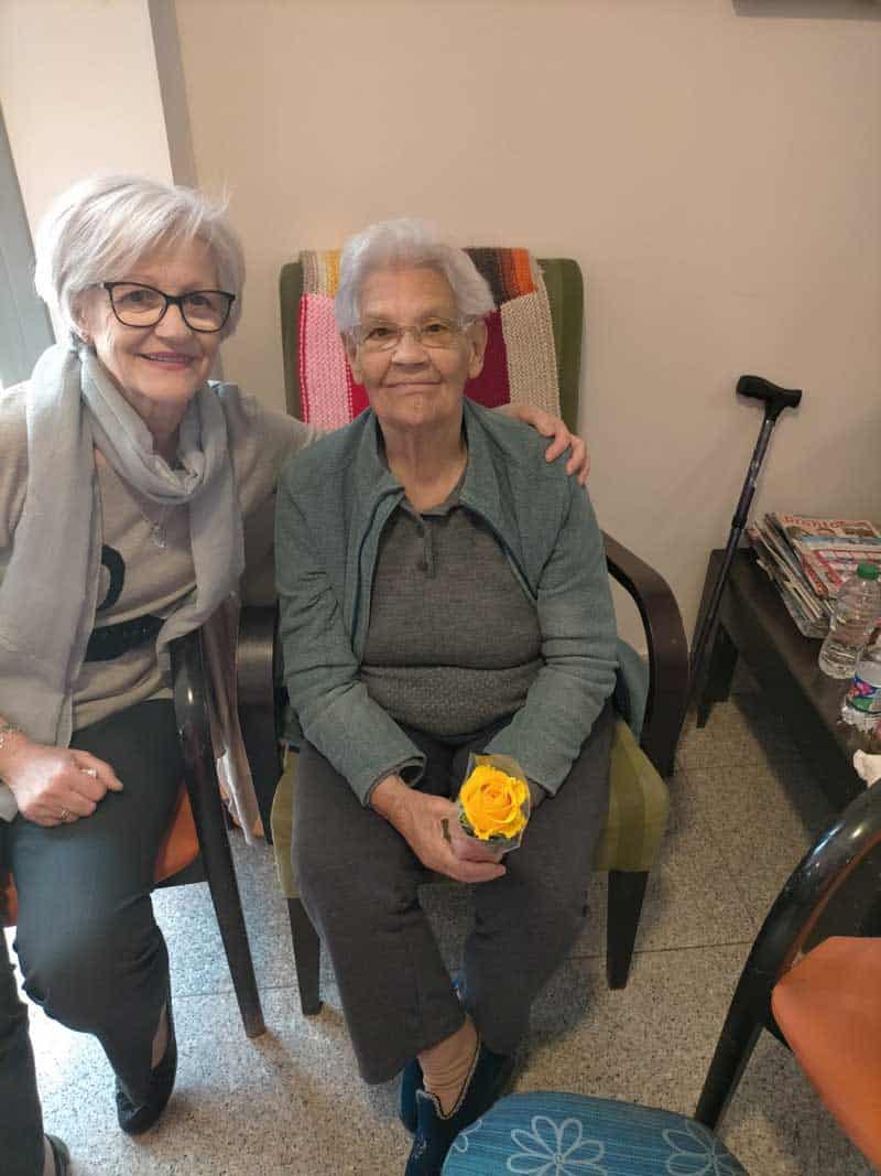 Residente posando junto a una familiar en su cumpleaños