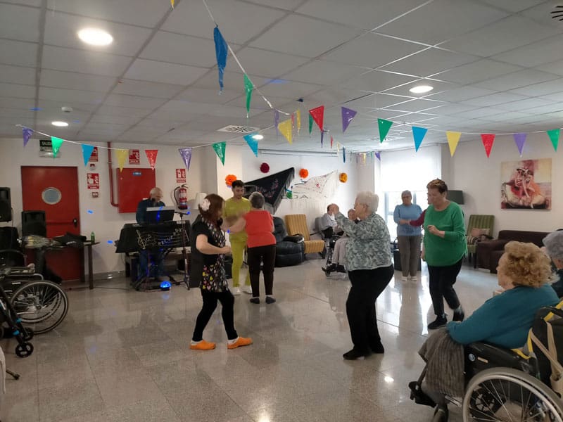 Residentes bailando en la actuación del cantante Julio