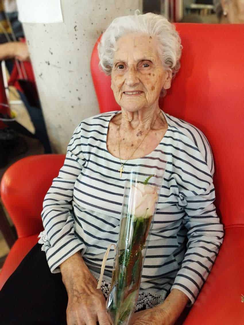 Una residente recibe una rosa blanca por su cumpleaños en Madrid-Edalia