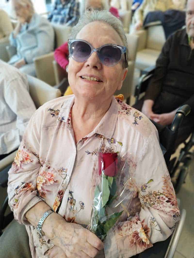 Una residente recibe una rosa roja por su cumpleaños en Madrid-Edalia
