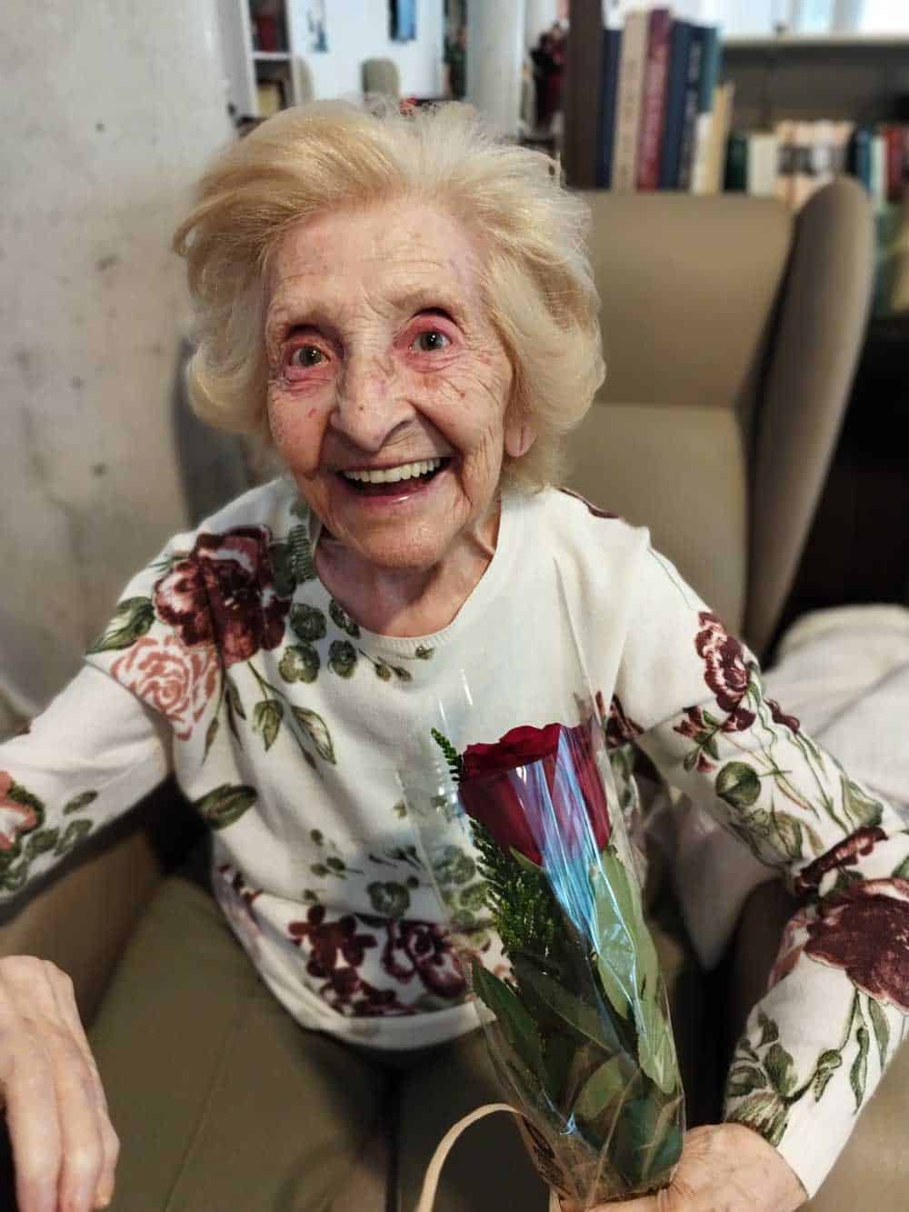 Una residente recibe una rosa roja por su cumpleaños en Madrid-Edalia
