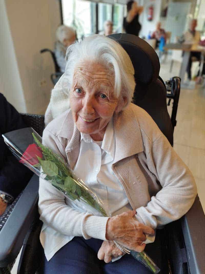 Una residente recibe una rosa roja por su cumpleaños en Madrid-Edalia