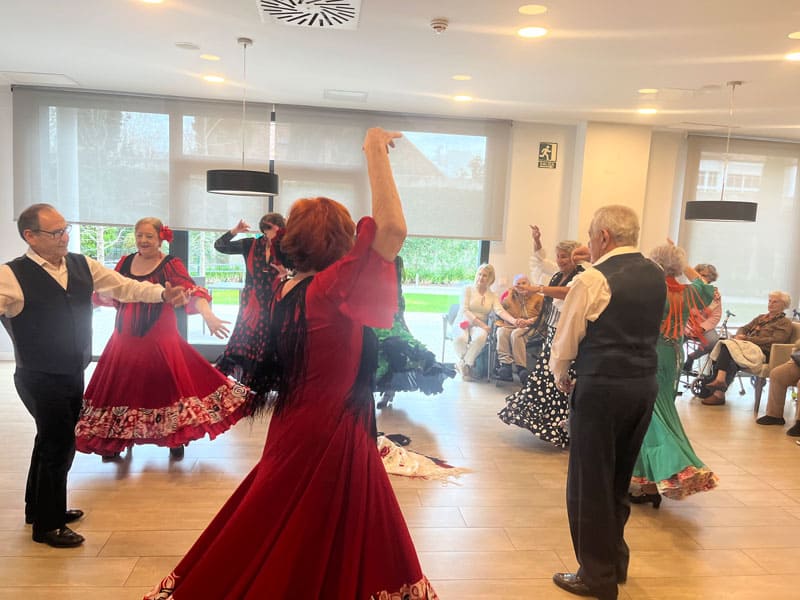 Un grupo de mayores baila sevillanas en la residencia Madrid-Edalia