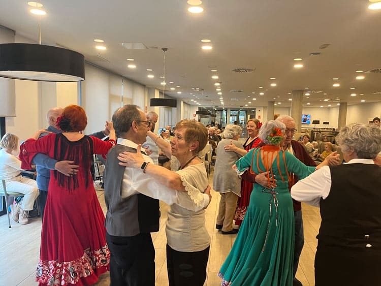 Un grupo de residentes de Madrid-Edalia baila sevillanas junto a un grupo visitante