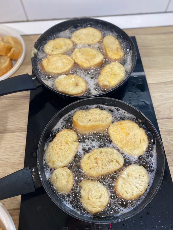 Las torrijas de Semana Santa se fríen en una sartén