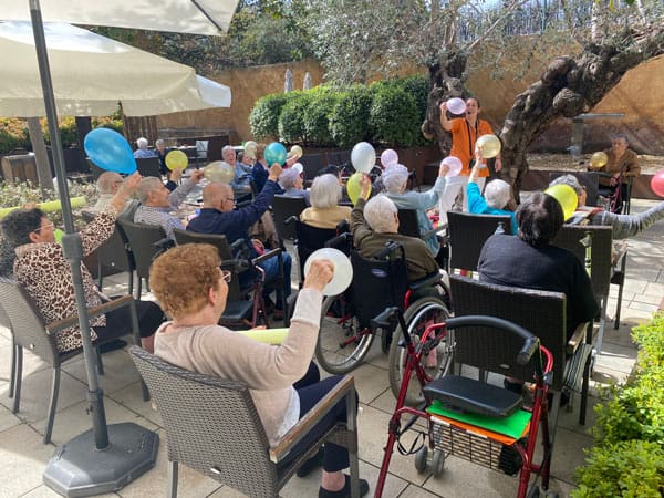 Residentes-celebran-la-fiesta-de-la-llegada-de-la-primavera-en-el-jardin