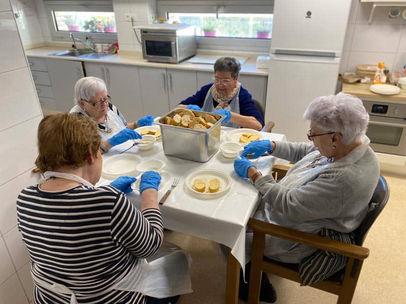 Residentes preparan torrijas por Semana Santa