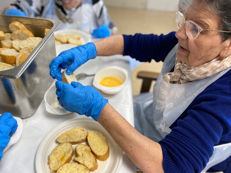 Una residente reboza el pan con huevo para hacer torrijas
