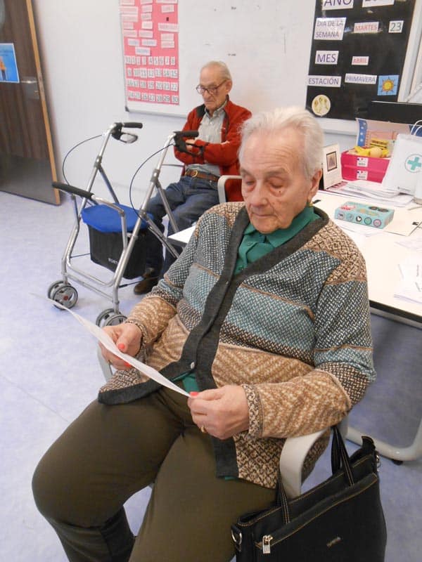 Residente lee un poema en voz alta en el Día del Libro