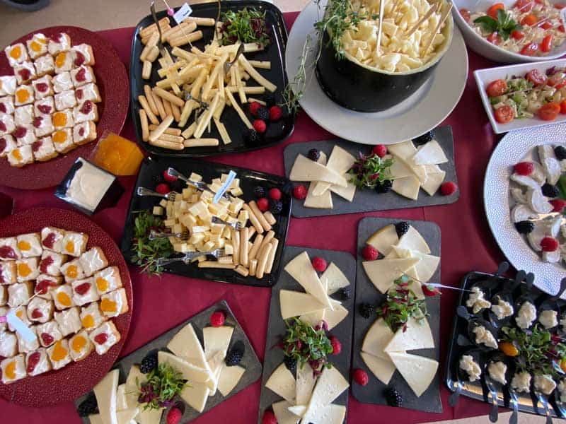 Mesa preparada con una cata de quesos para los residentes de Sabadell Allegra