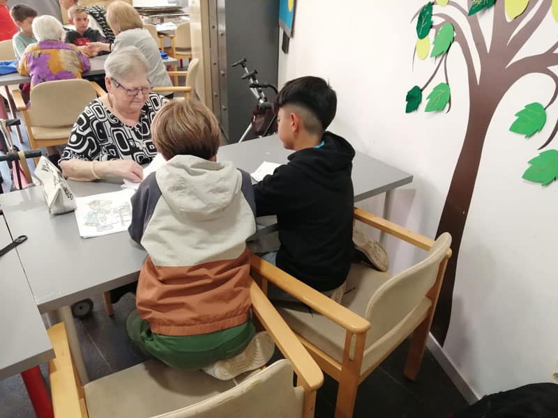 Niños realizan preguntas a los residentes en el taller de radio