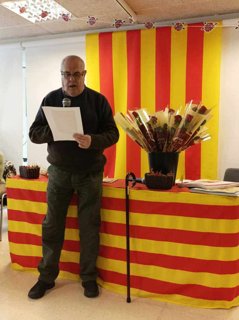 Residente de Sabadell Allegra recita un poema el día de Sant Jordi